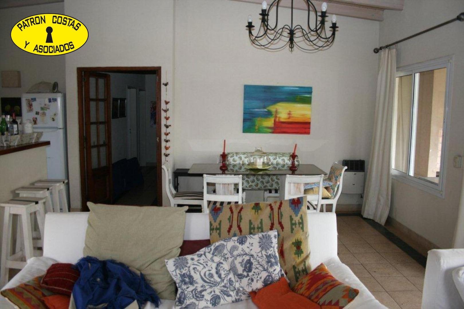 Casa 4 ambientes con 2 baños