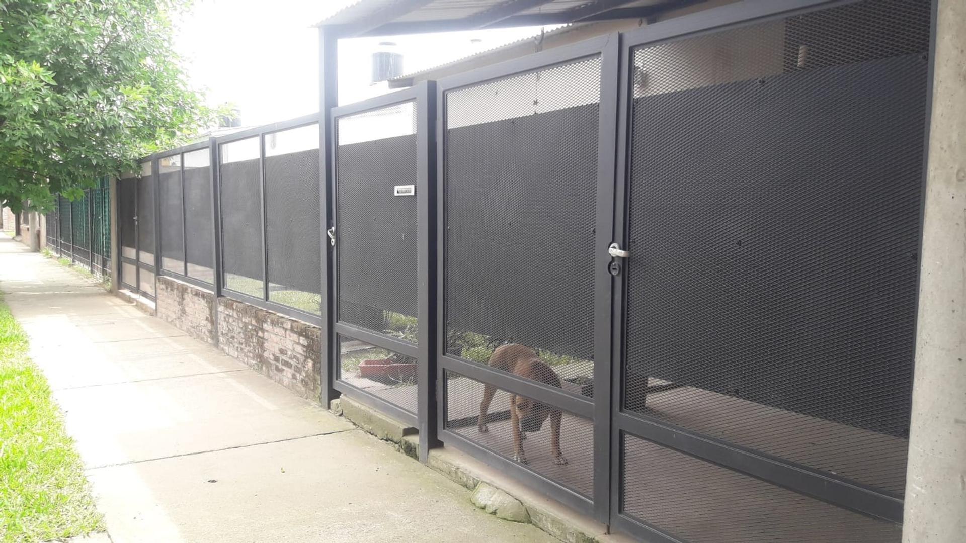 CASA DE 2 DORMITORIOS CON PATIO VERDE ZONA  A. DEL VALLE.