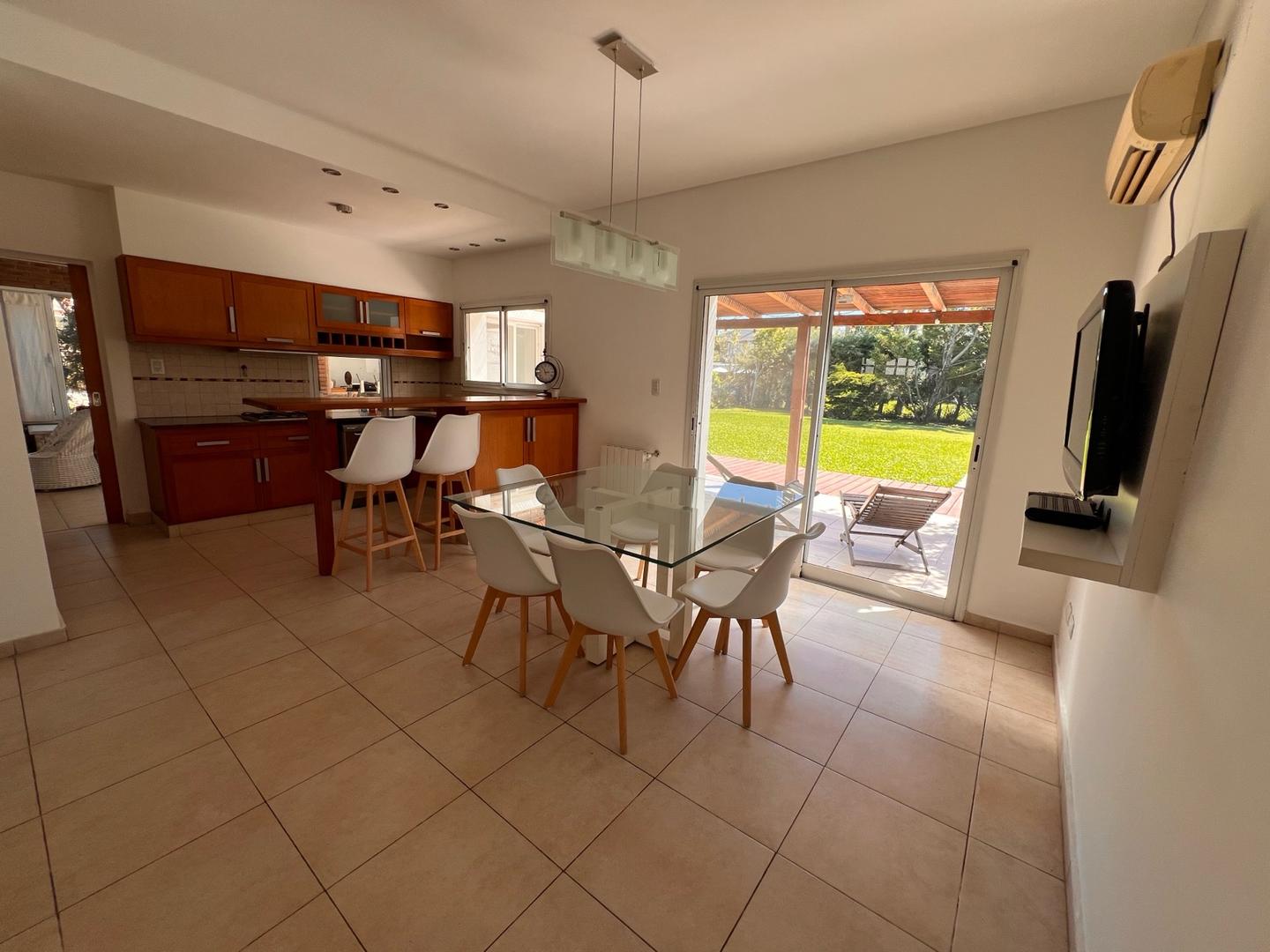 Casa 10 ambientes con 3 baños