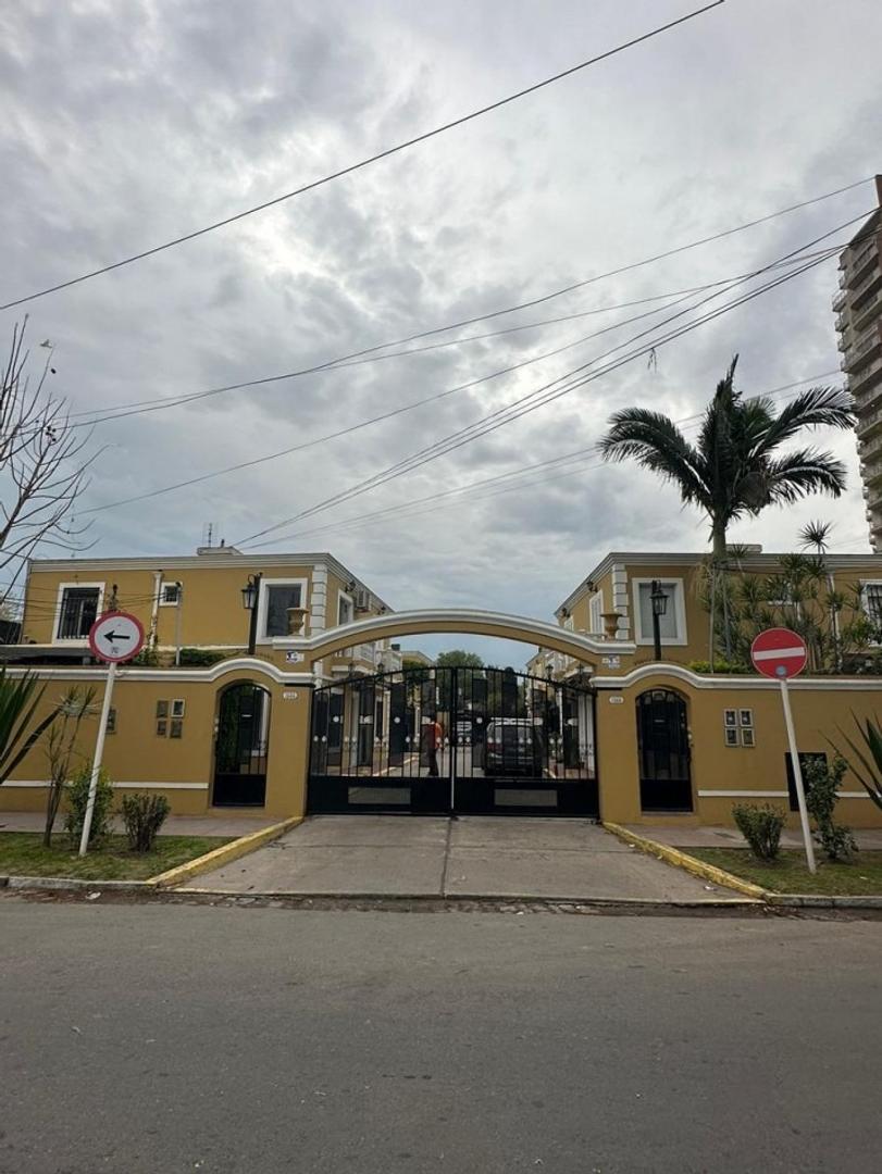 TRIPLEX 3 AMBIENTES CON COCHERA