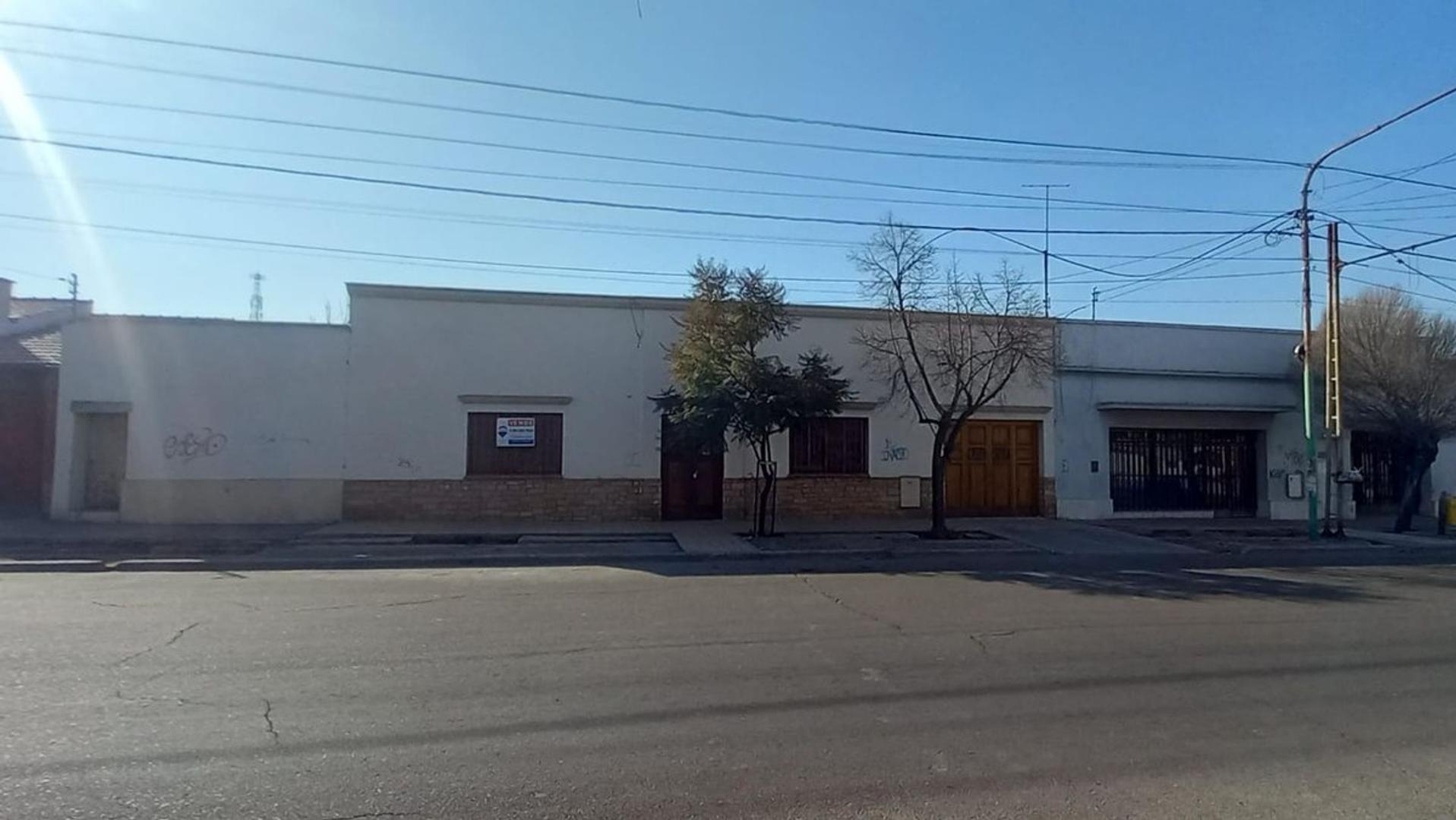 Casa 8 ambientes con 2 baños