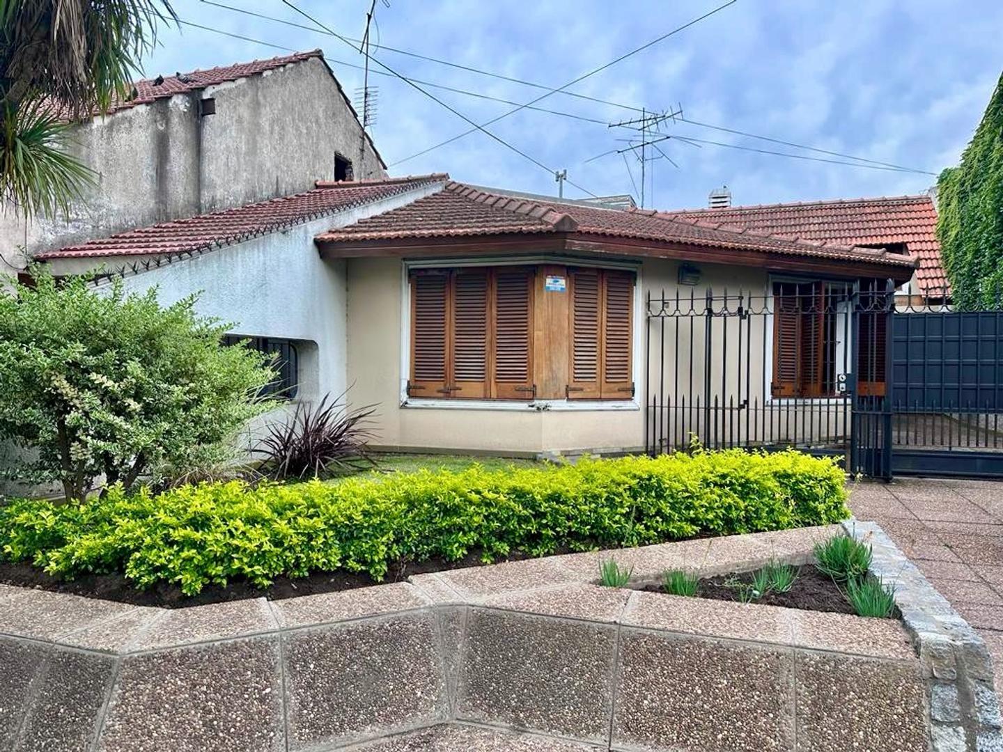 Casa 3 dorm, quincho, parque libre, cochera - Colombres 1559