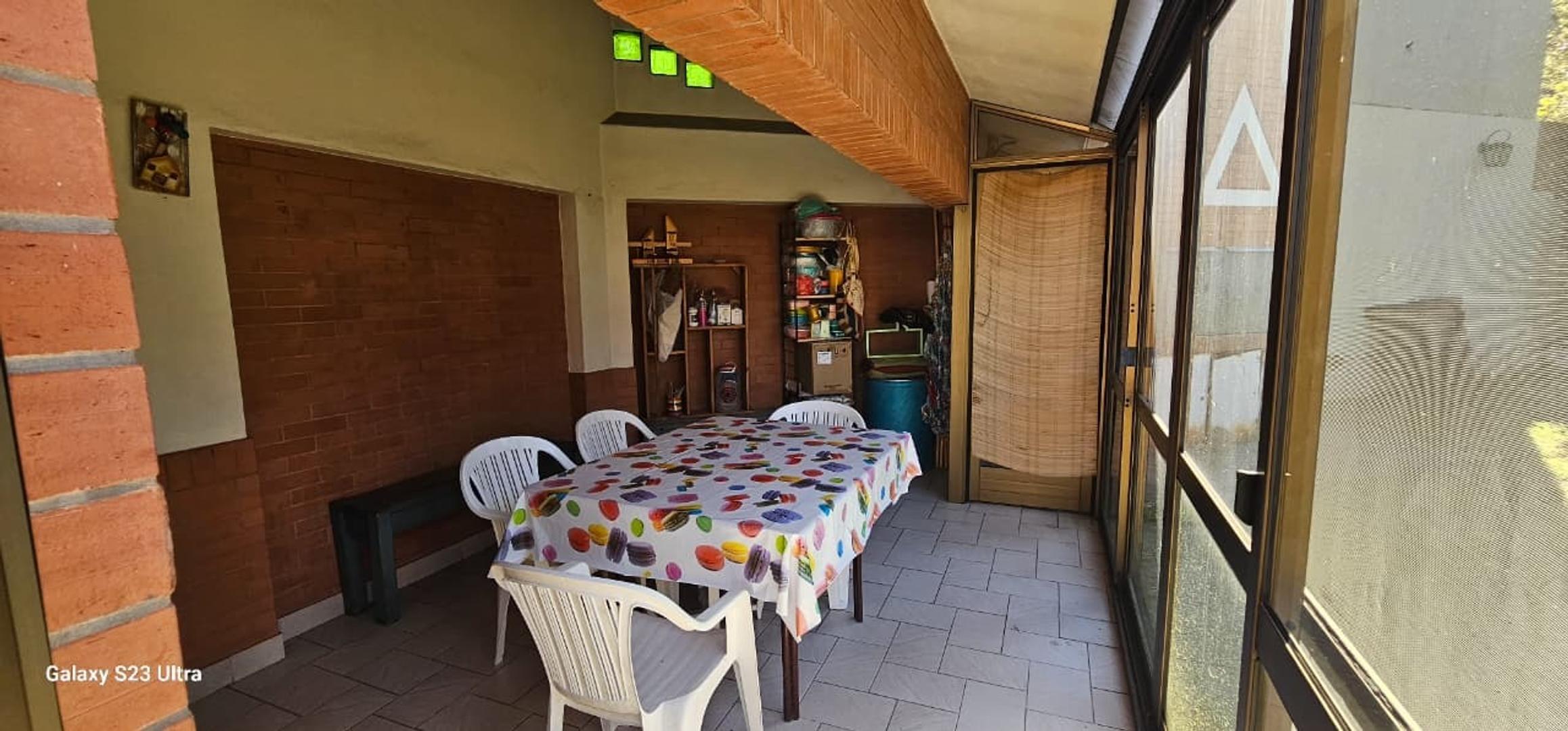 Casa 4 ambientes con 2 baños