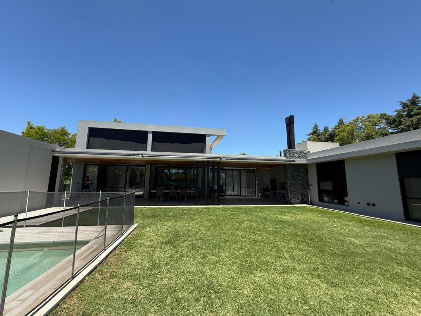 Casa 4 ambientes con 4 baños