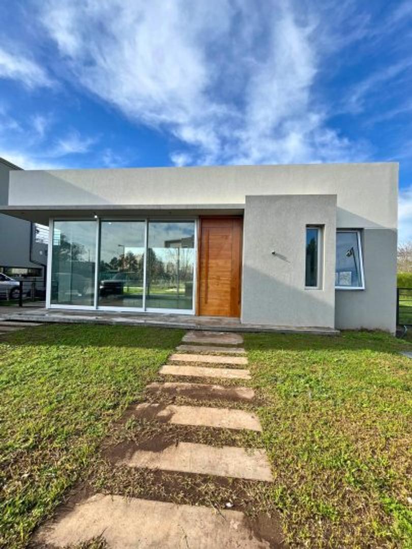 Venta de hermosa casa a estrenar de 4 ambientes en el exclusivo barrio La Reserva