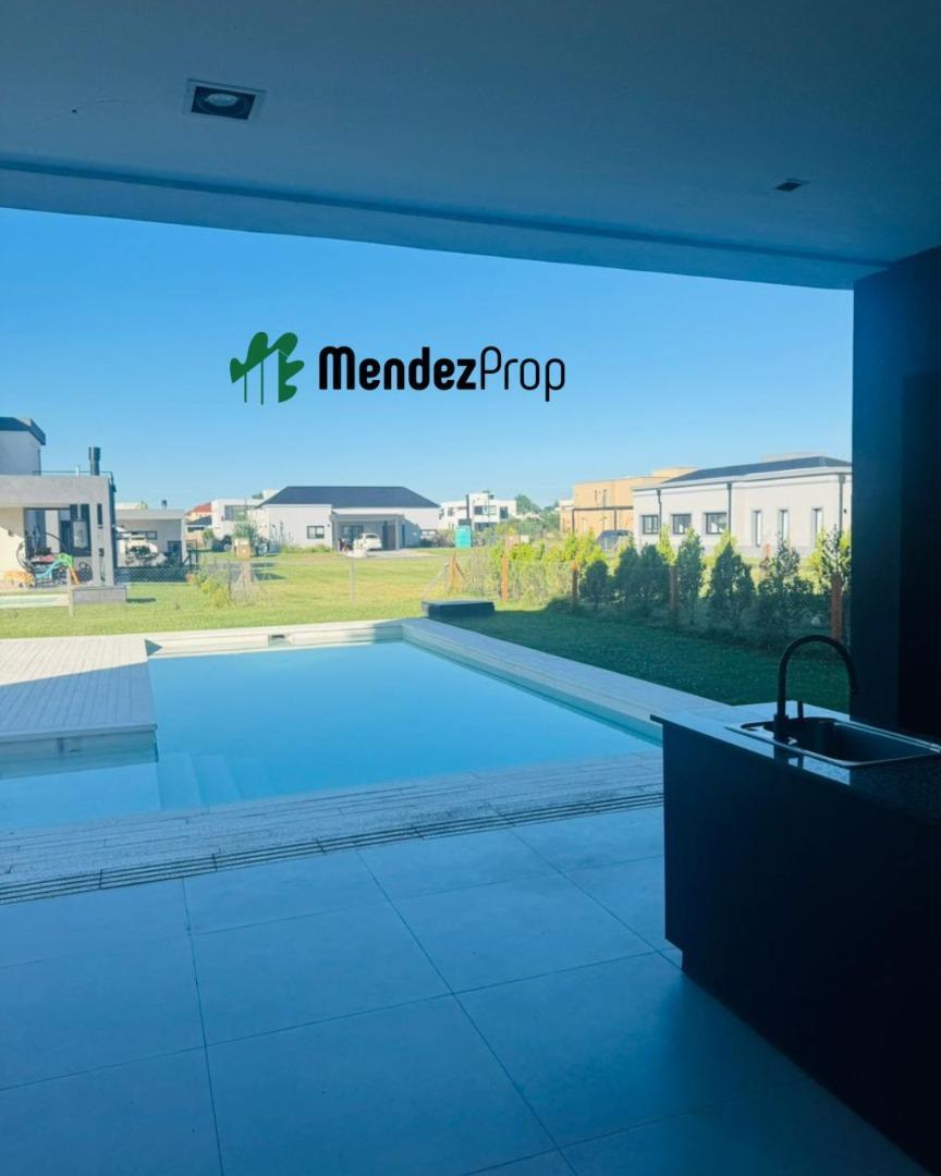 Casa en Alquiler con 4 cocheras