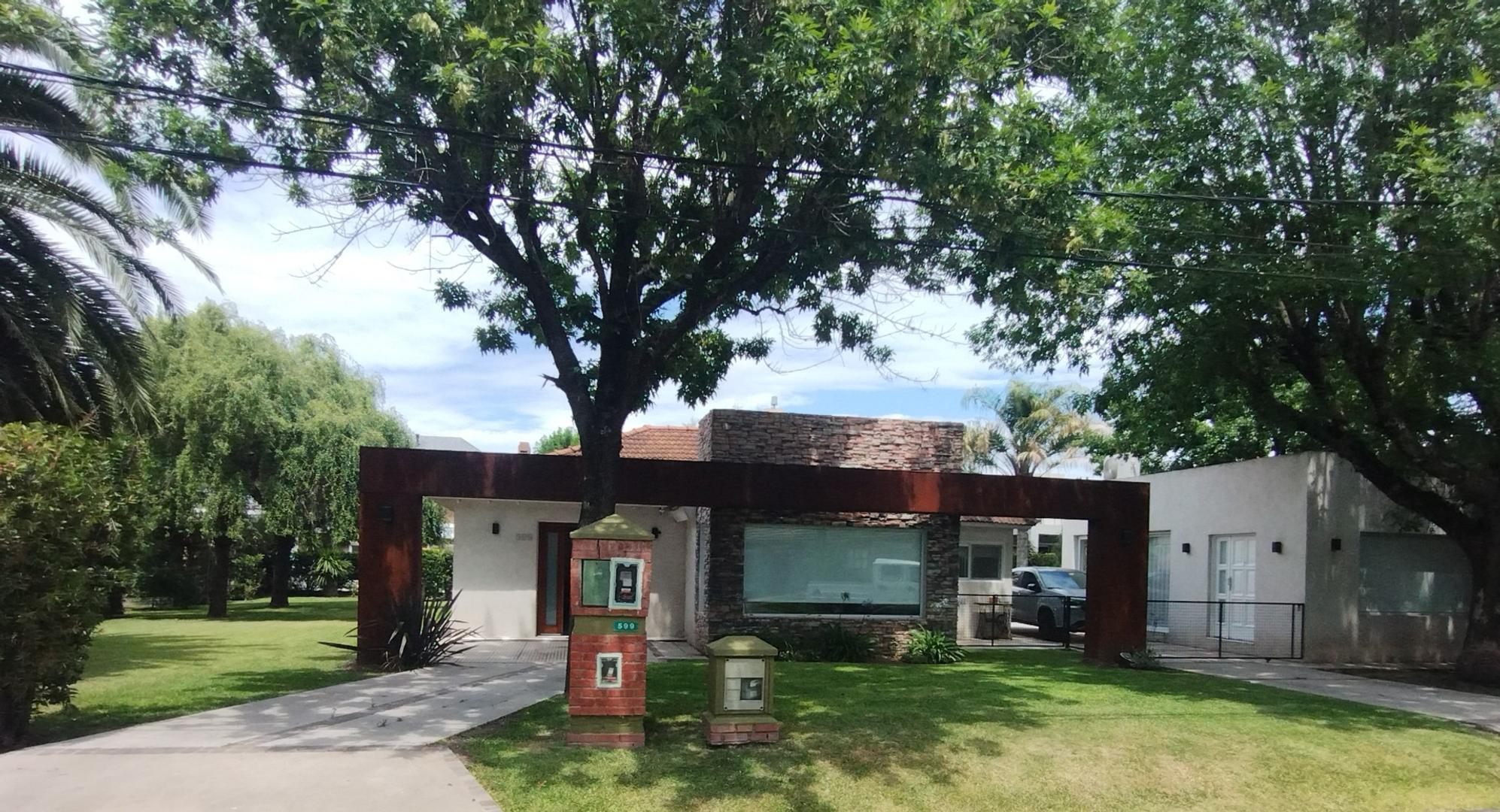 Casa en Venta con 3 cocheras