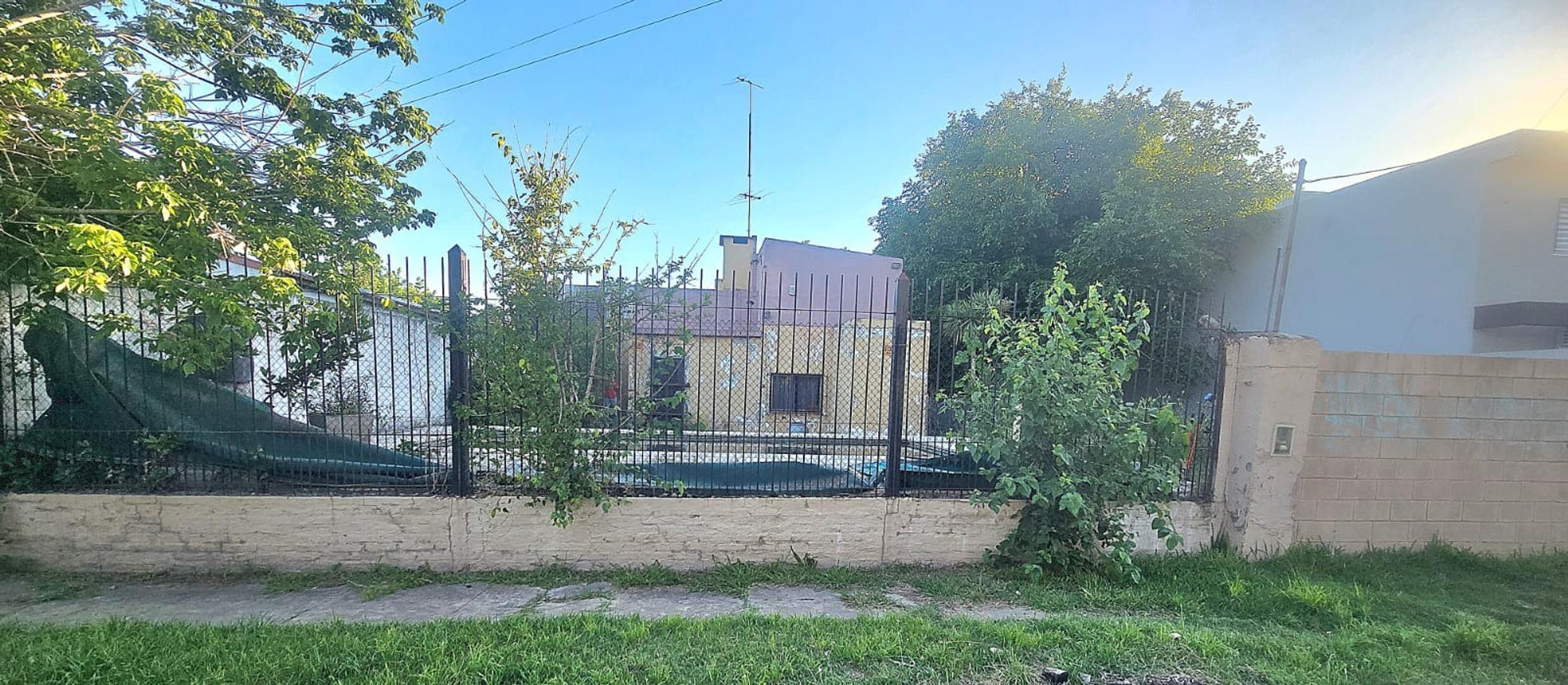 Venta de casa a reciclar con importante lote en Paso del Rey