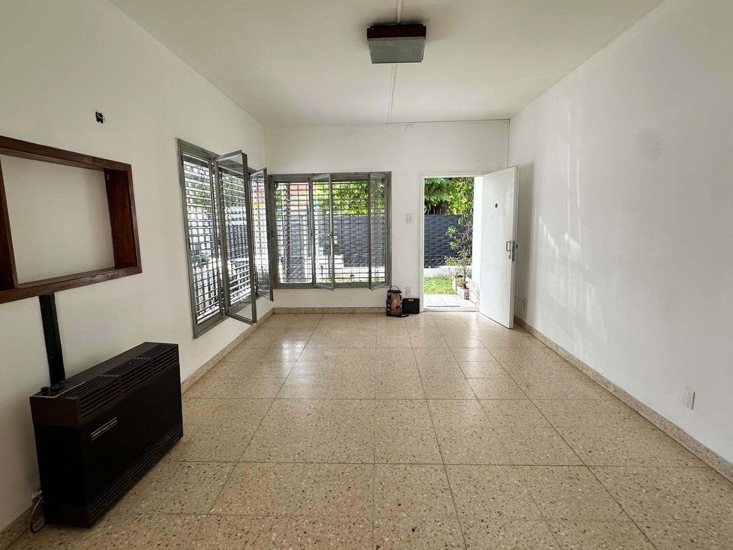 Casa 3 ambientes con patio cochera y techo de losa.