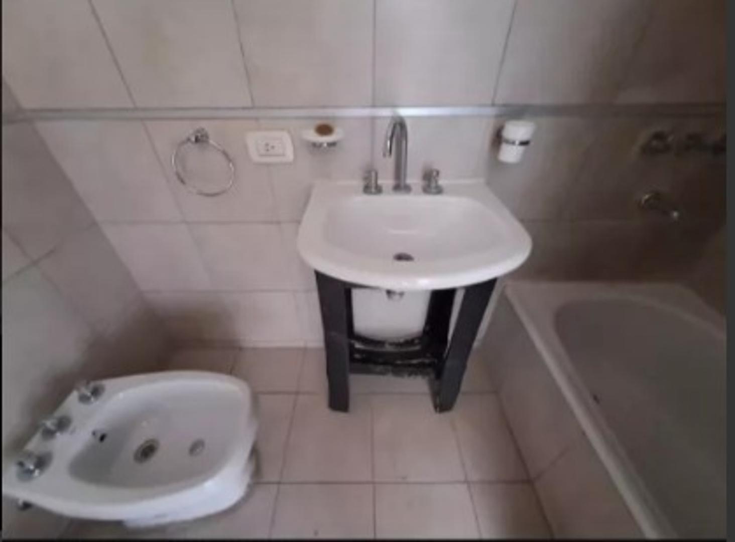 Vende Departamento Ambiente Y Medio , Amplia Terraza.