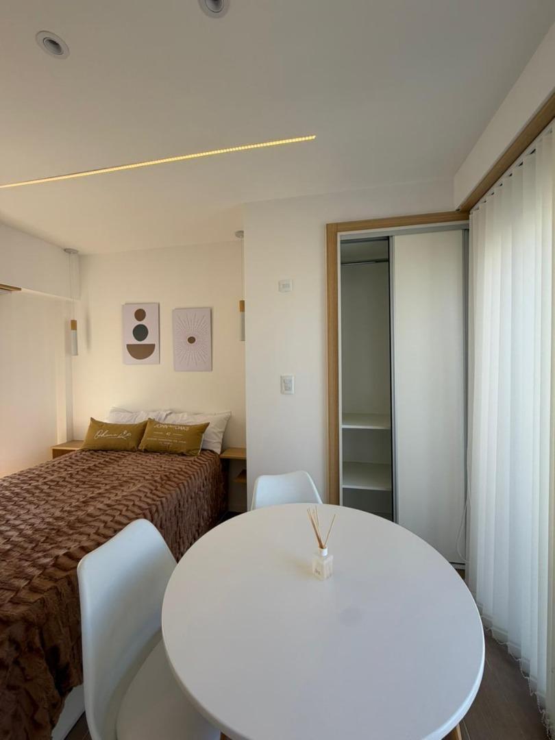 Departamento de 1 ambiente a la calle con balcón terraza