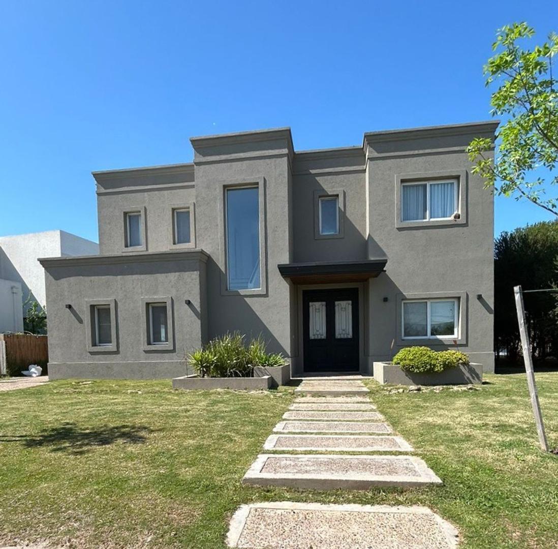 Casa 4 ambientes con 3 baños