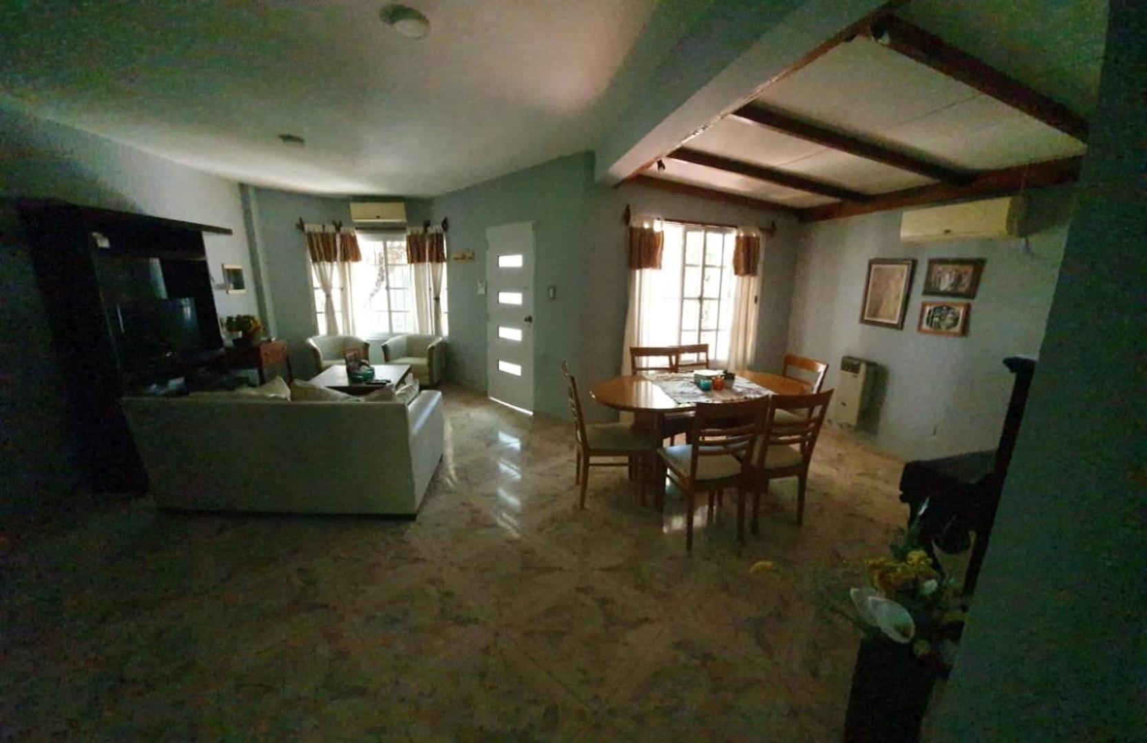 Casa en Venta con 3 cocheras