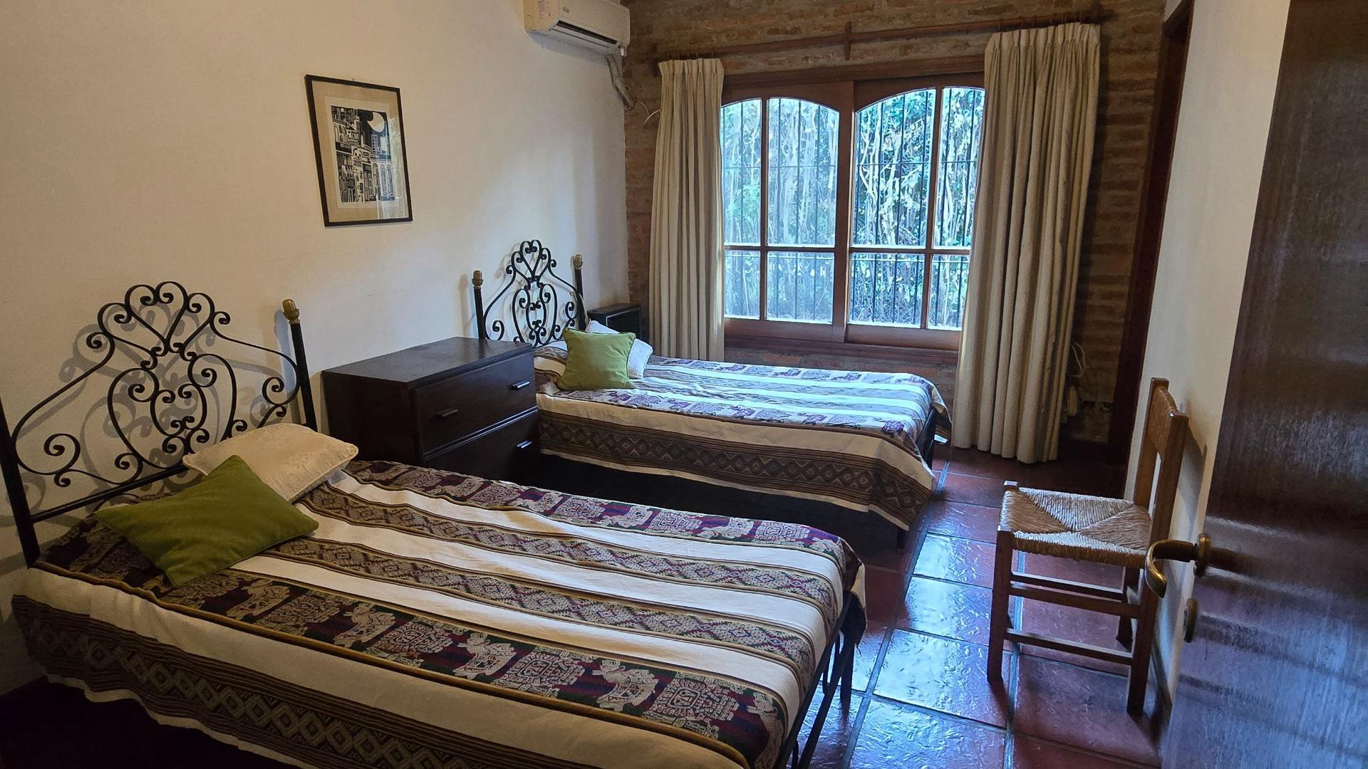 Casa en Venta con 3 cocheras