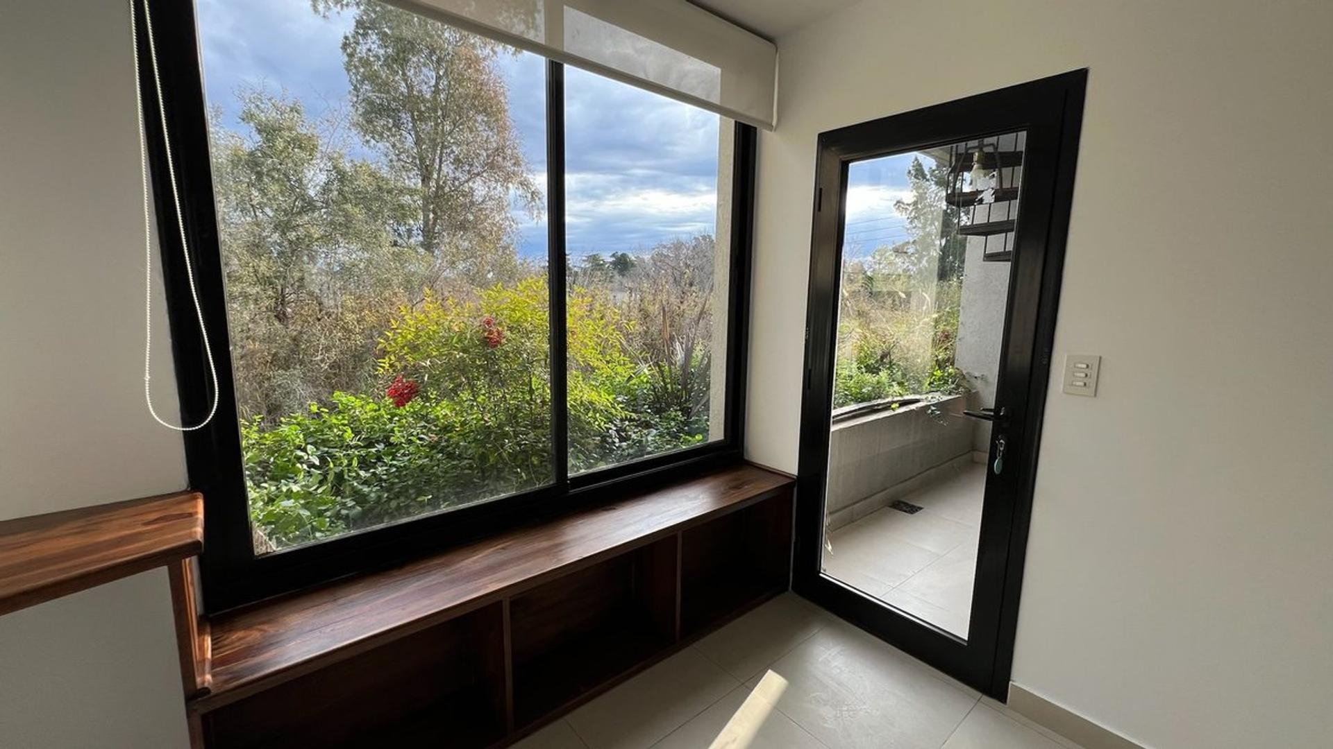 Duplex con terraza parquizada y parrilla y cochera