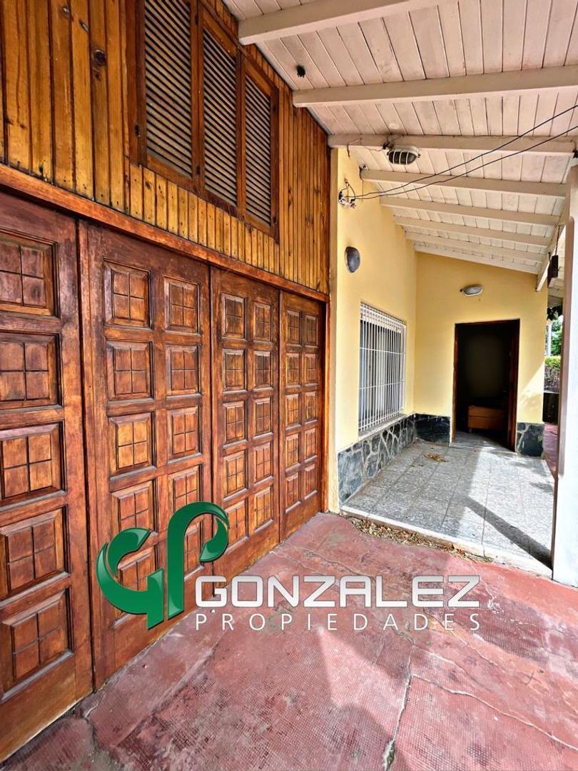 Amplia casa con jardin