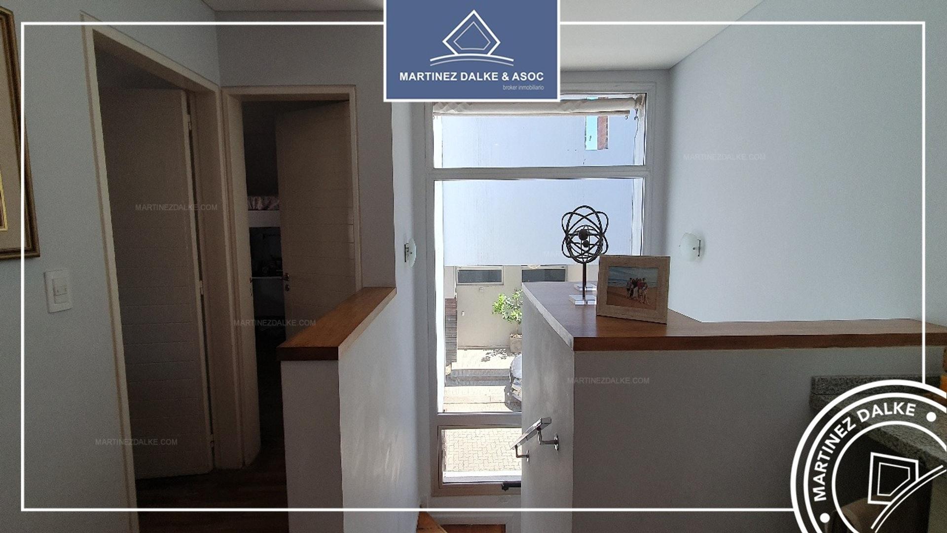 Casa en Alquiler con 3 cocheras