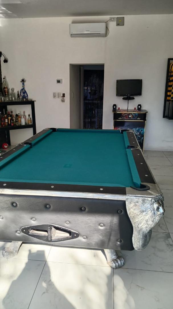 Casa en Alquiler con 4 cocheras