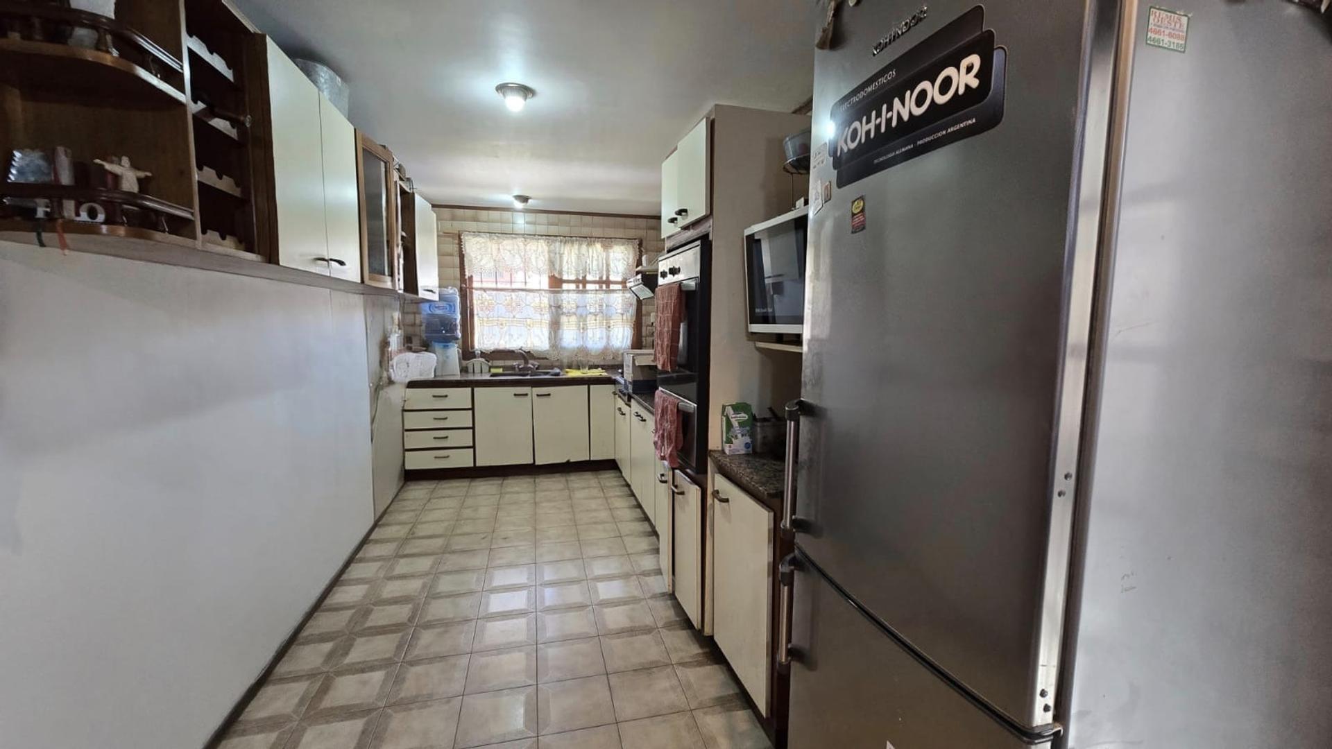 Casa en Venta con 3 cocheras