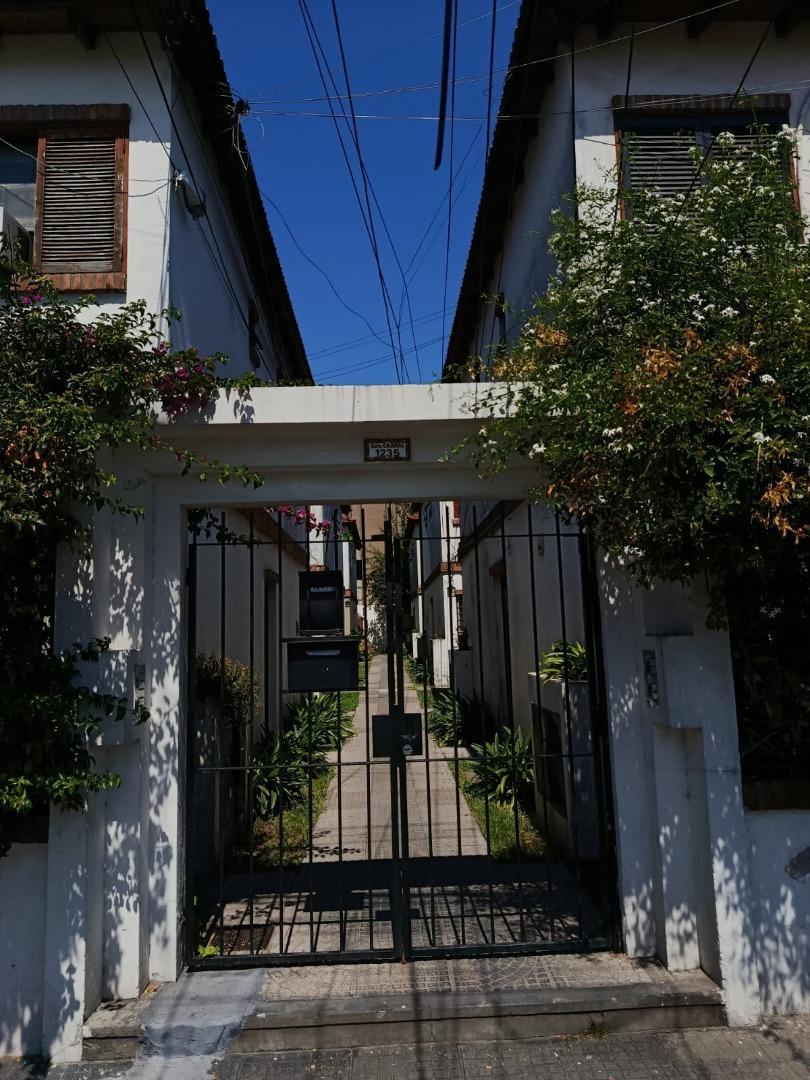 Departamento de 2amb en primer piso por escalera