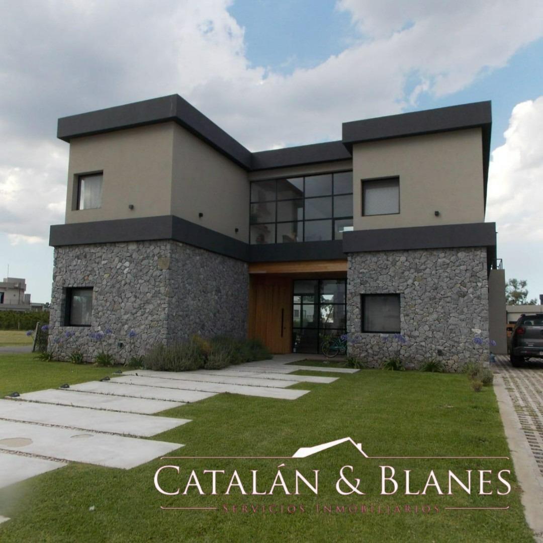 Hermosa Casa en Lagos de Canning