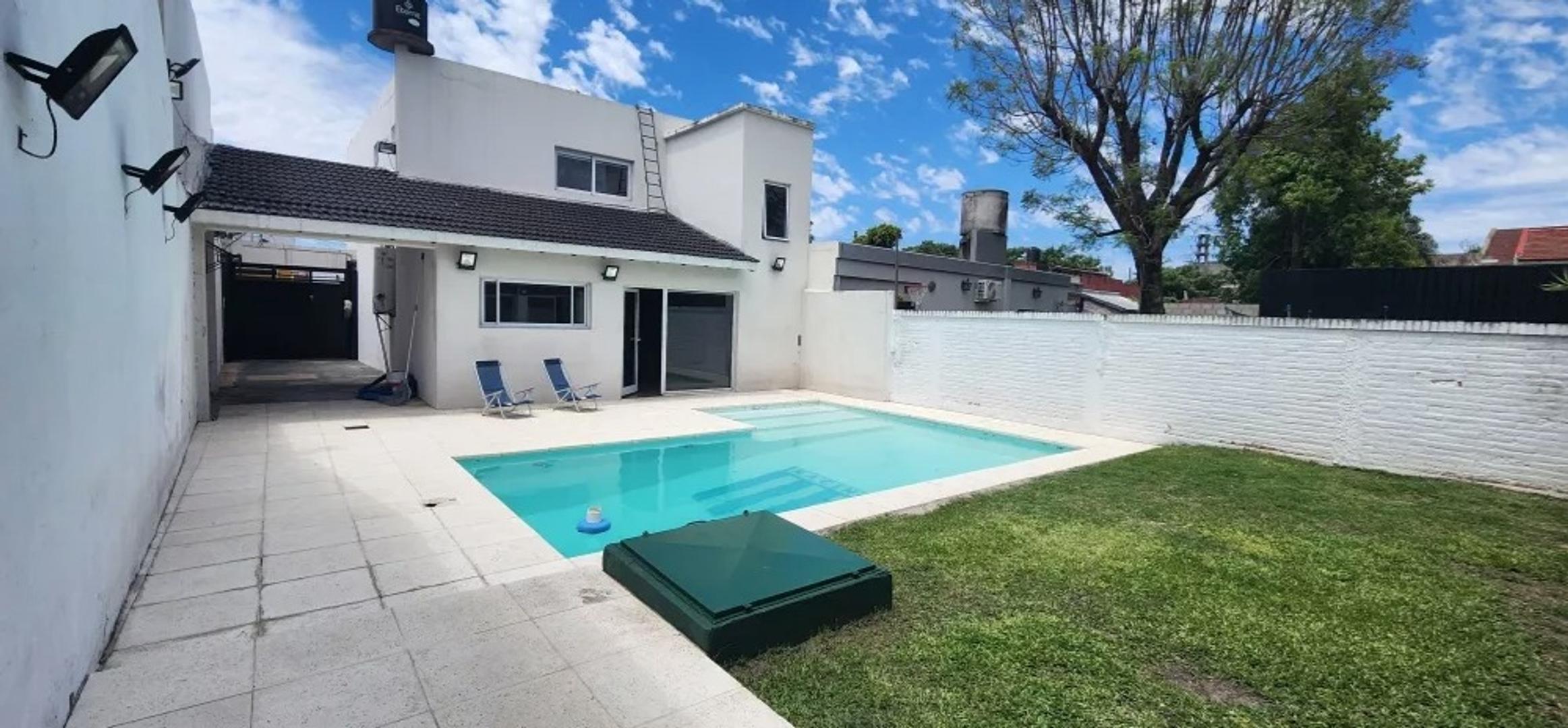 ¡Oportunidad Única! Venta de Casa de 6 Ambientes con Quincho