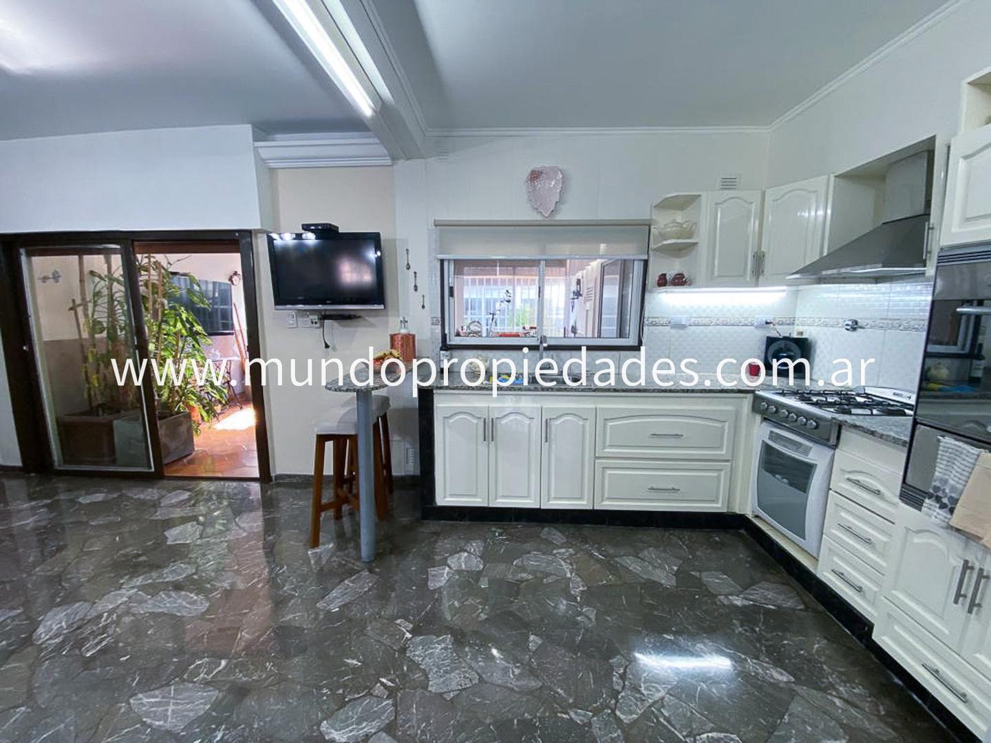 Casa 4 ambientes con 2 baños