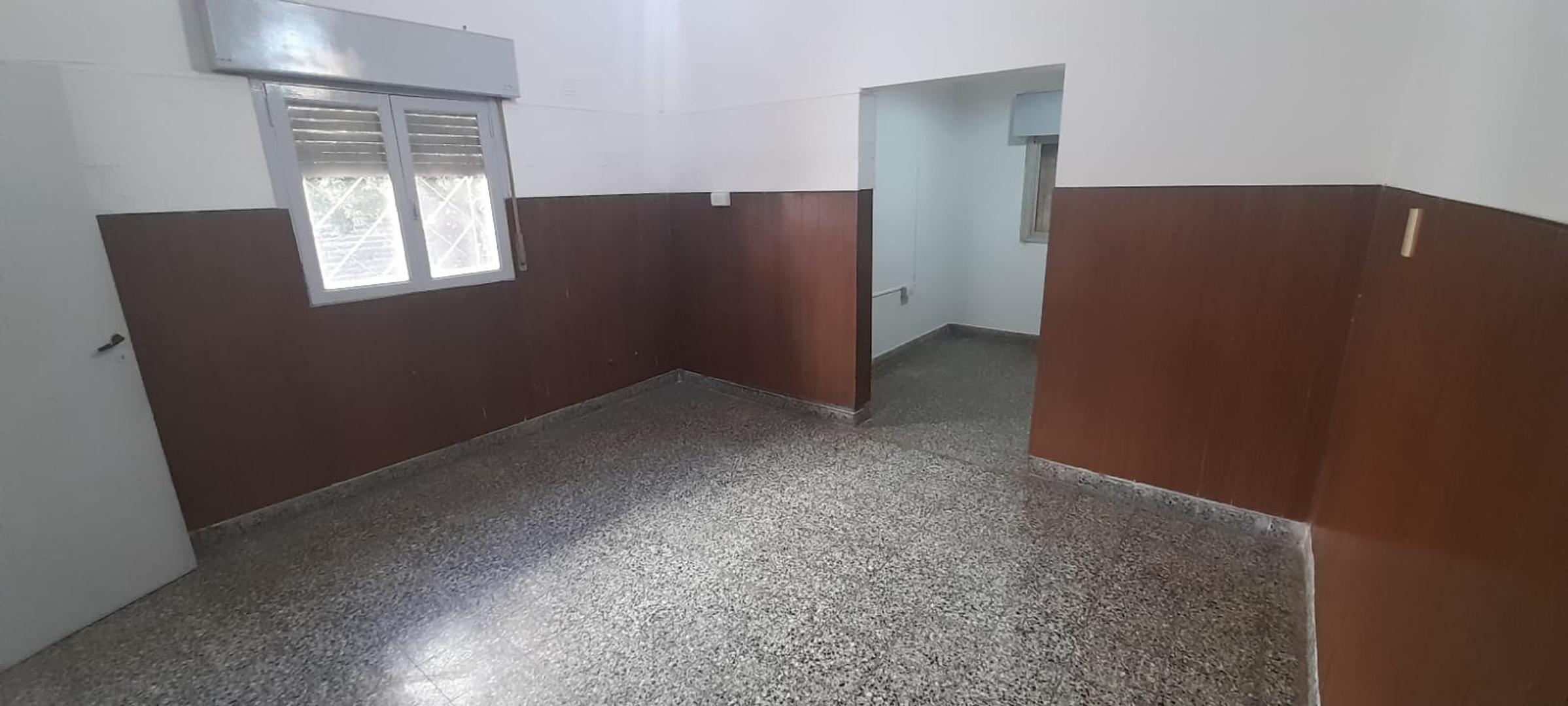 Casa 2 ambientes con jardín y entrada de auto