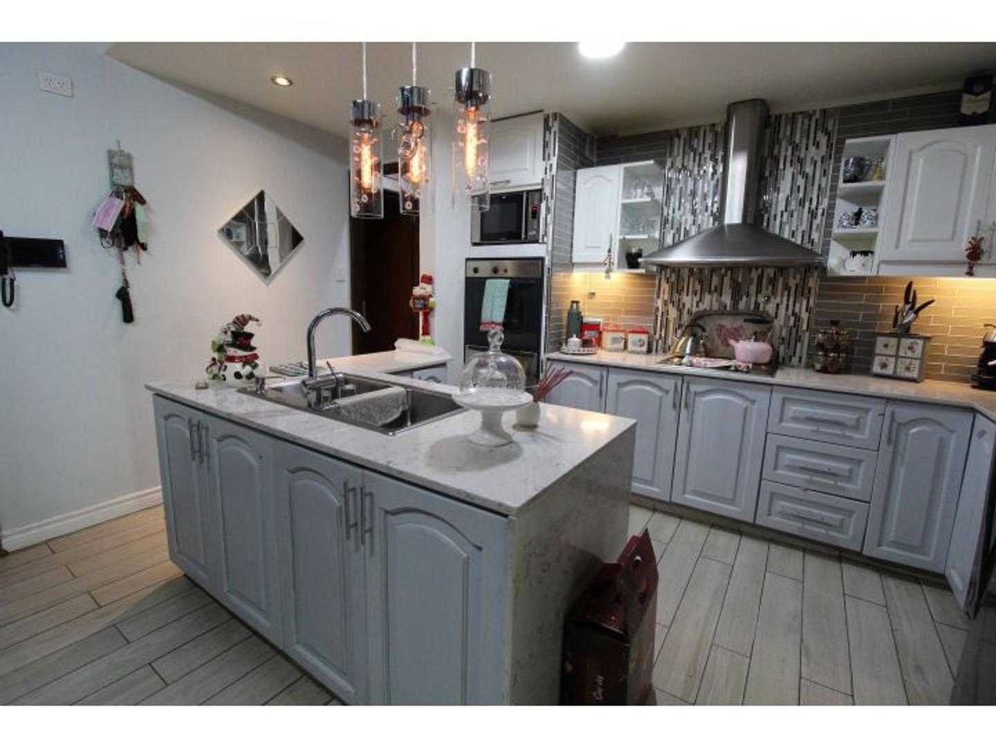 Casa.8 amb en Moreno.