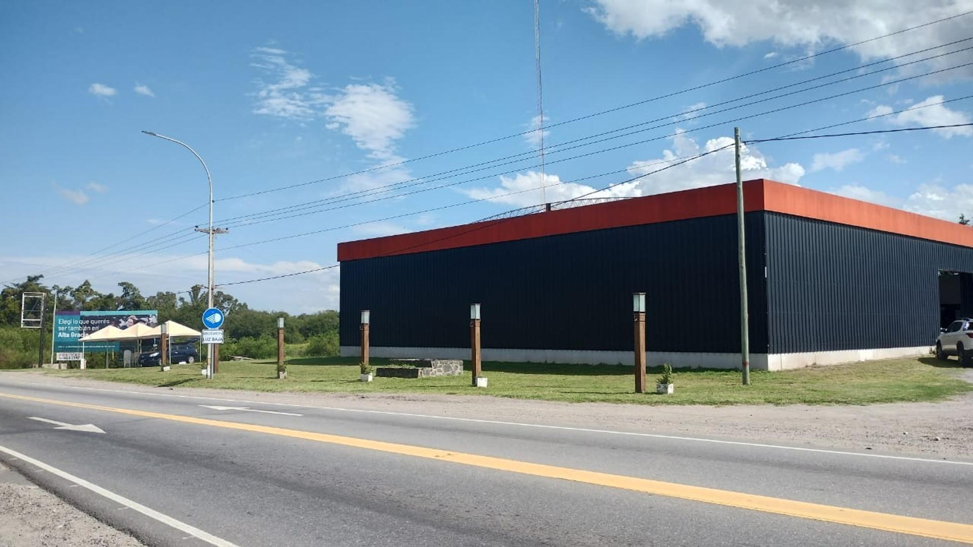 Venta Nave Comercial + Vivienda Falda del Carmen