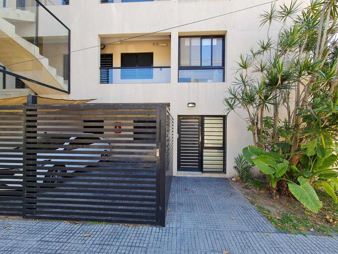 PLANTA BAJA CON ENTRADA EXCLUSIVA, ESTAR COMEDOR MUY LUMINOSO, 2 DORM CON PLACARES, PATIO Y COCHERA