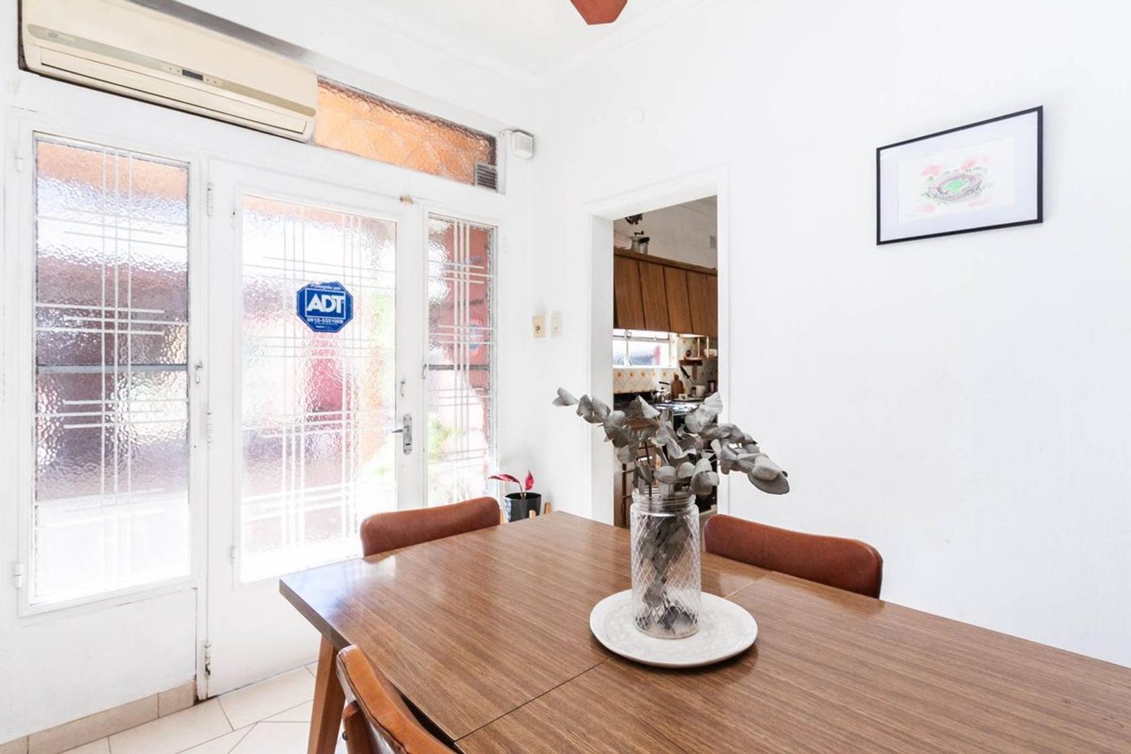 VENTA CASA  4 AMB  LANUS CON QUINCHO PATIO LOCAL