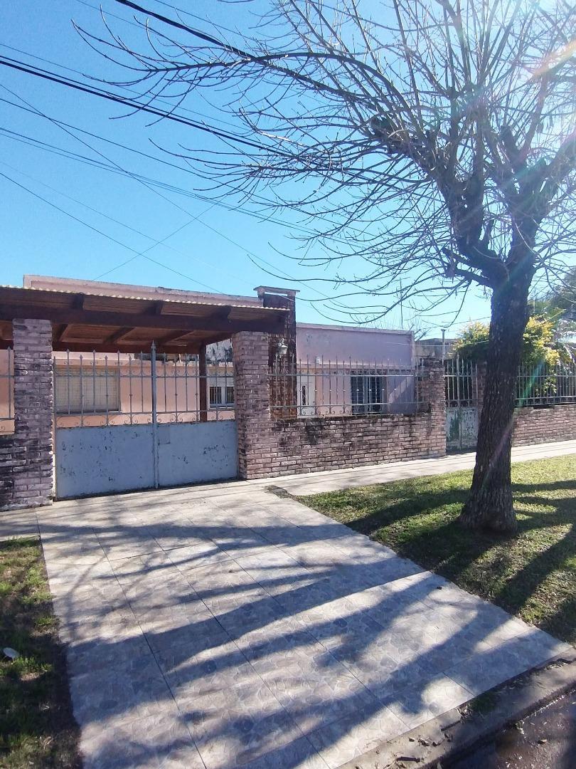 CASA DE 3 DORMITORIOS Y PISCINA EN GUADALUPE OESTE