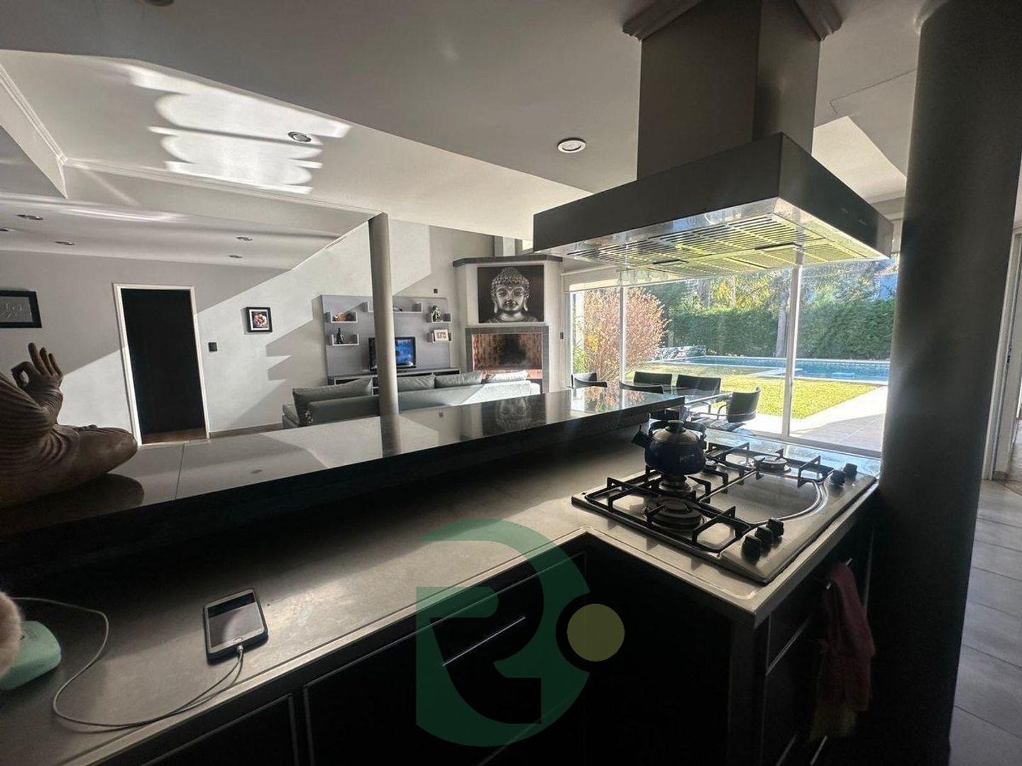 Casa en Venta con 4 cocheras