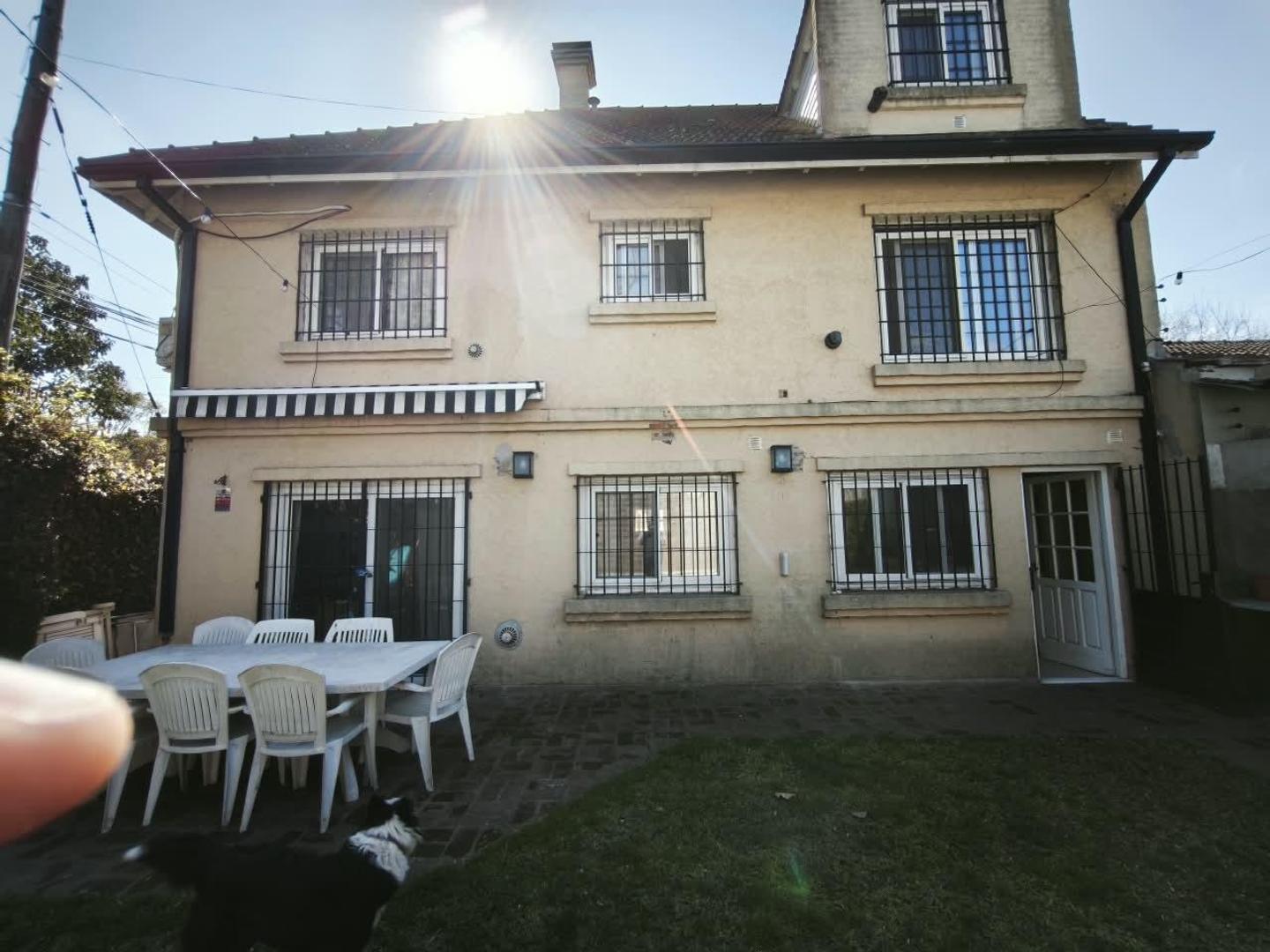 Casa 7 ambientes con 2 baños
