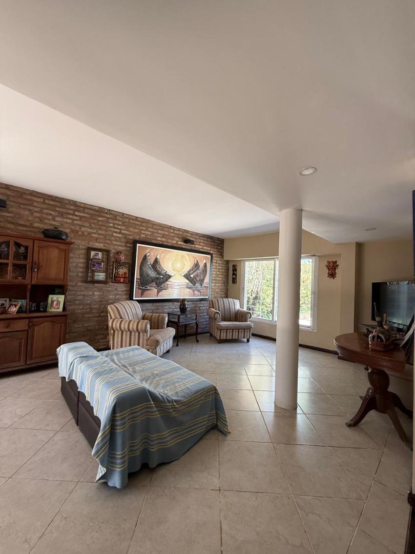 Casa en Alquiler con 2 cocheras