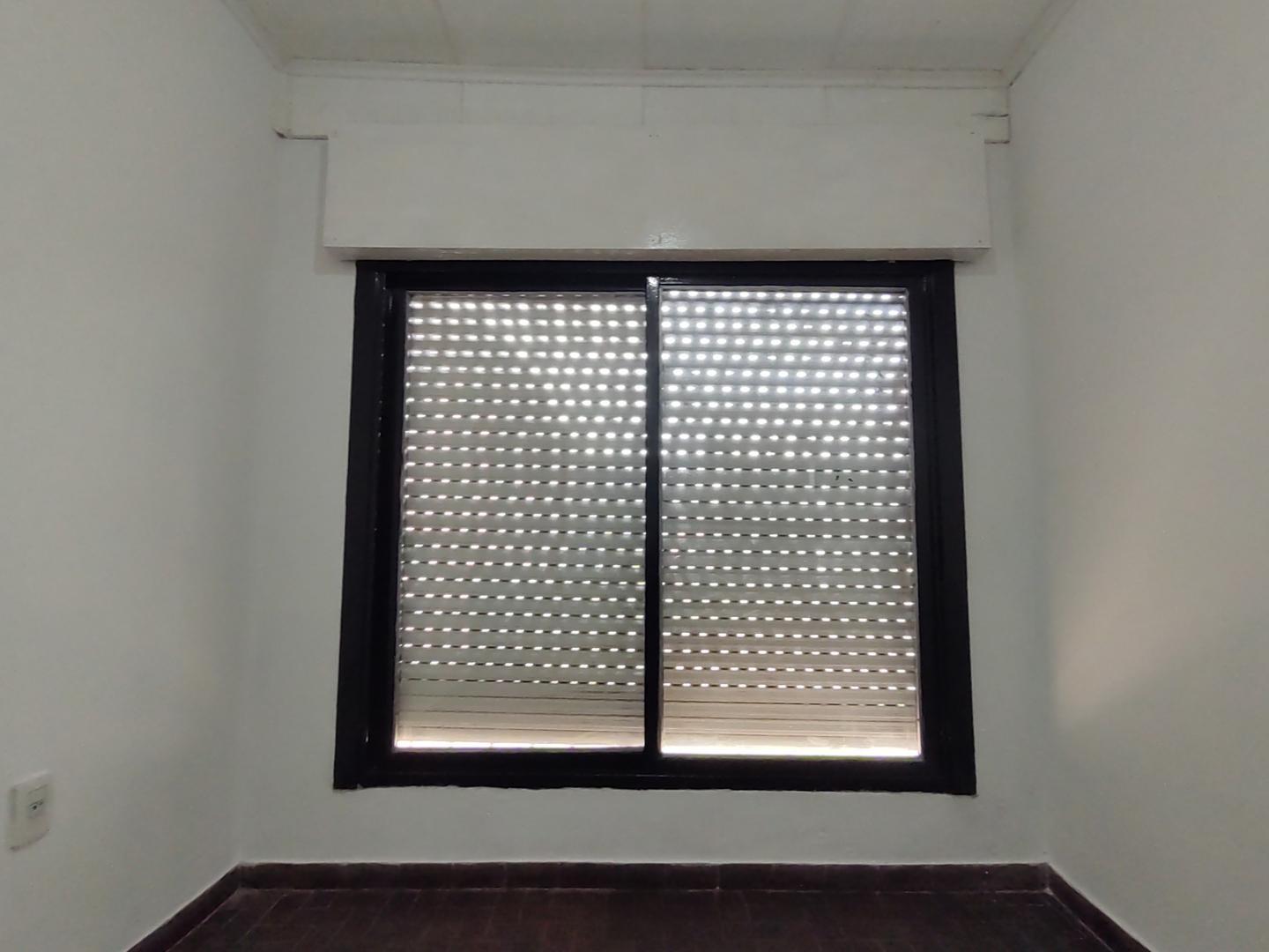 CASA AMERICANA  CON 2 DORMITORIOS, PARQUE, ENTRADA DE AUTO