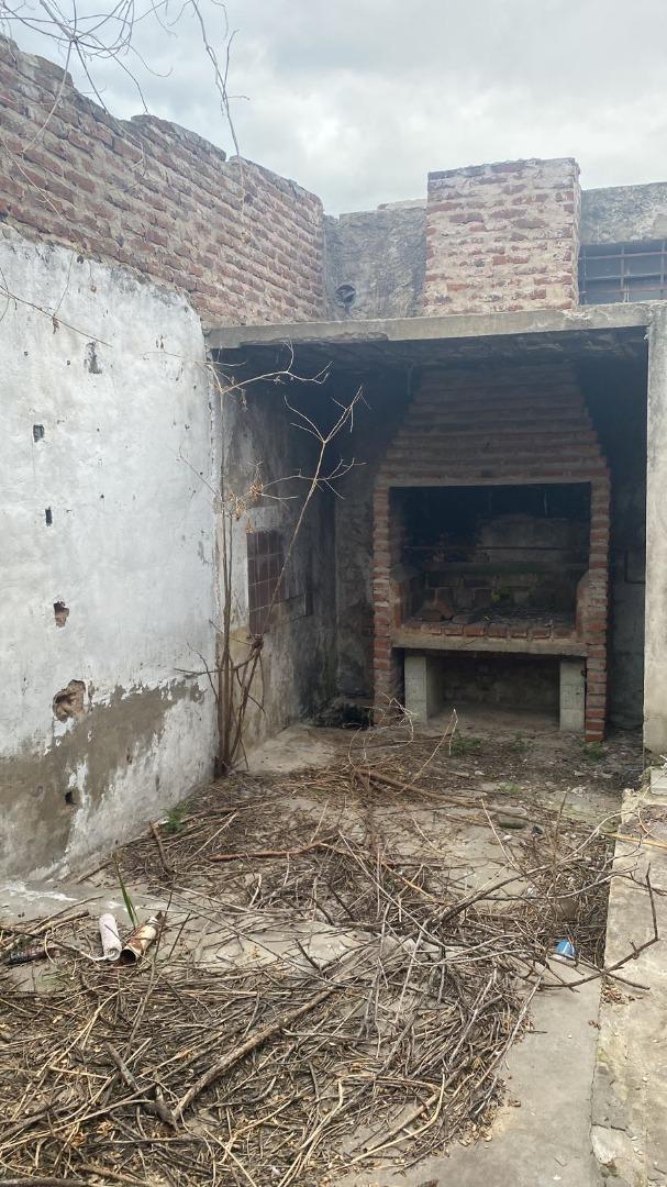 LOCAL CON CASA A RECICLAR. ZONA INDUSTRIAL