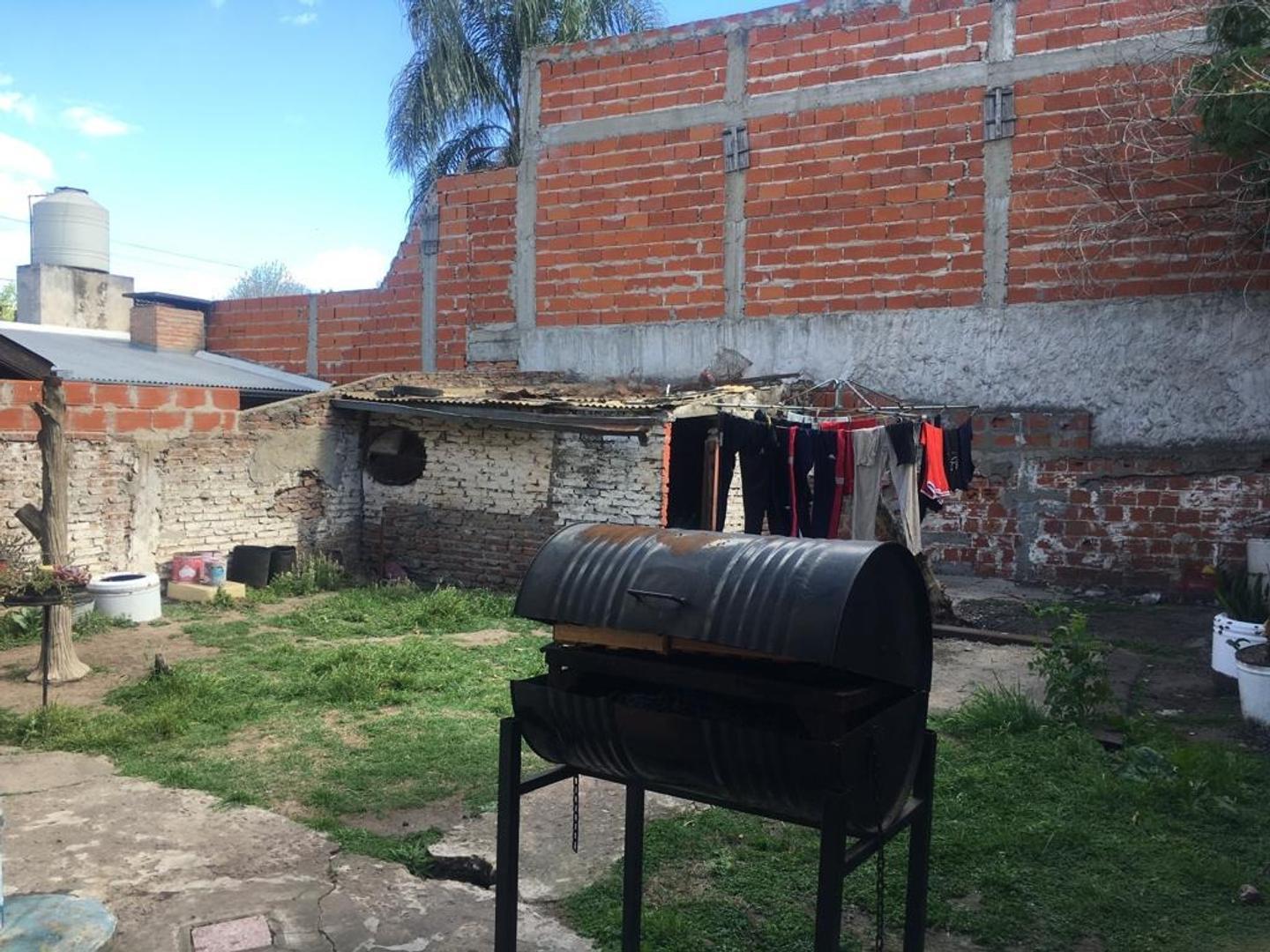 Lote con construcción en muy buena ubicación