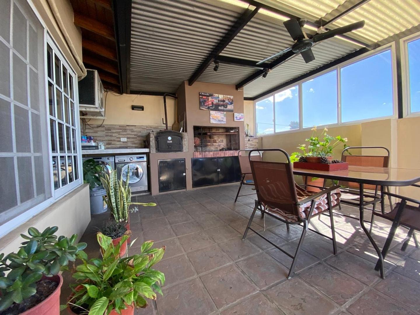 Casa y galpón en venta