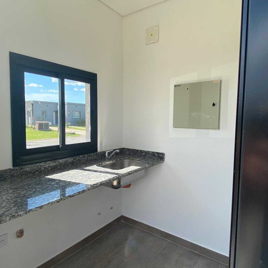 Casa 4 ambientes con 2 baños