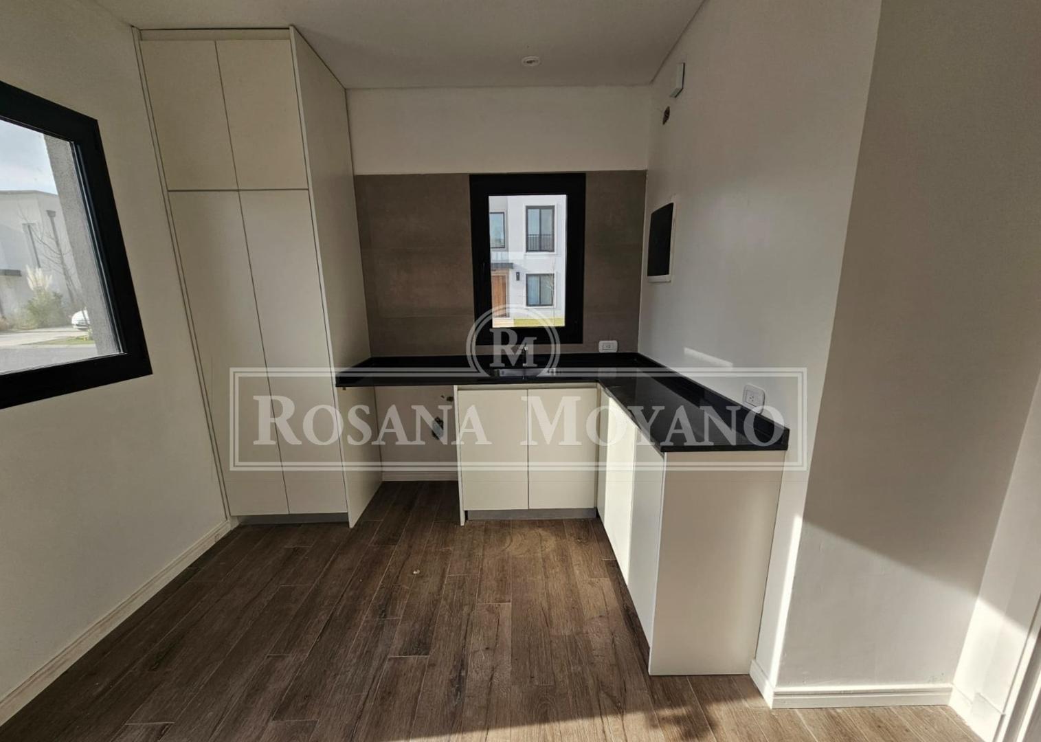 Casa en Venta con 4 cocheras