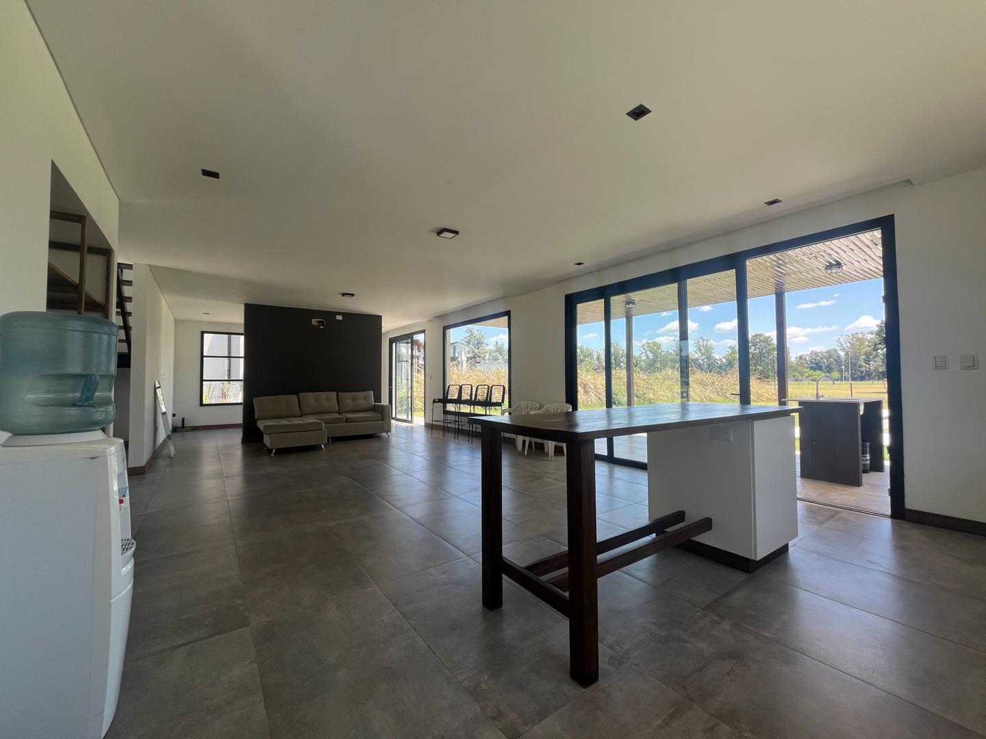 Casa 4 ambientes con 3 baños