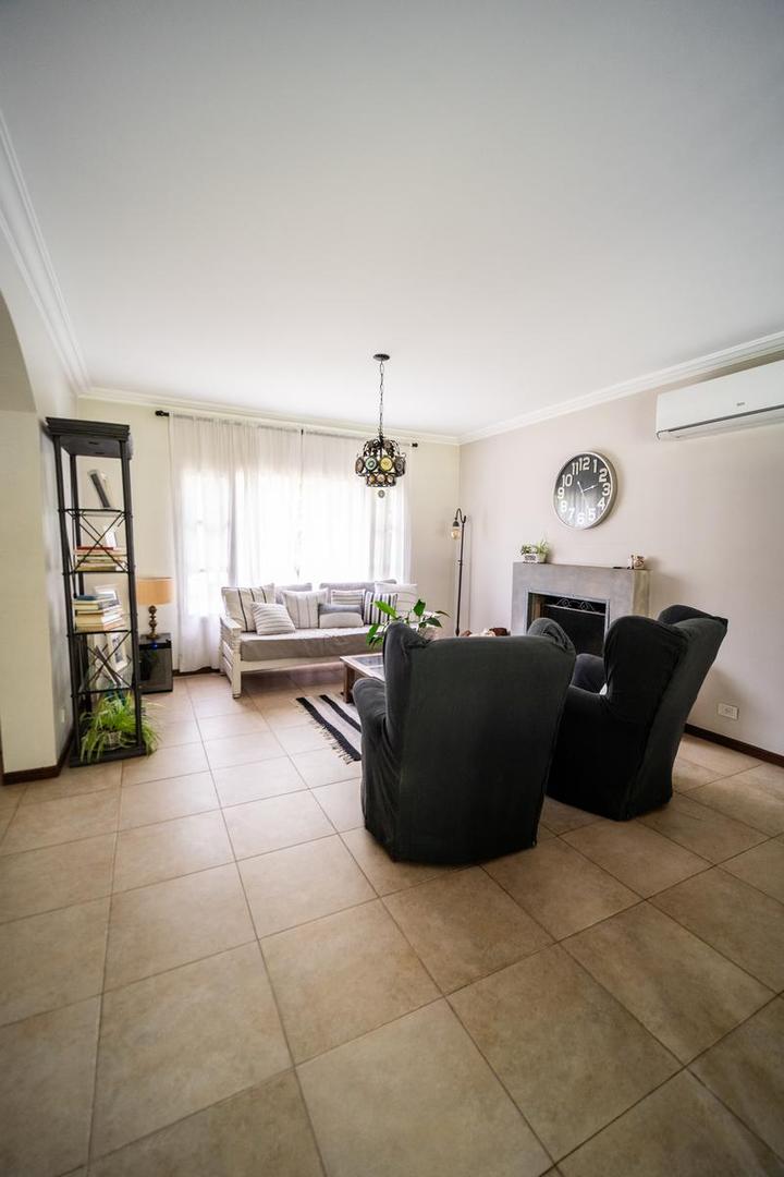 Casa en Venta con 4 cocheras