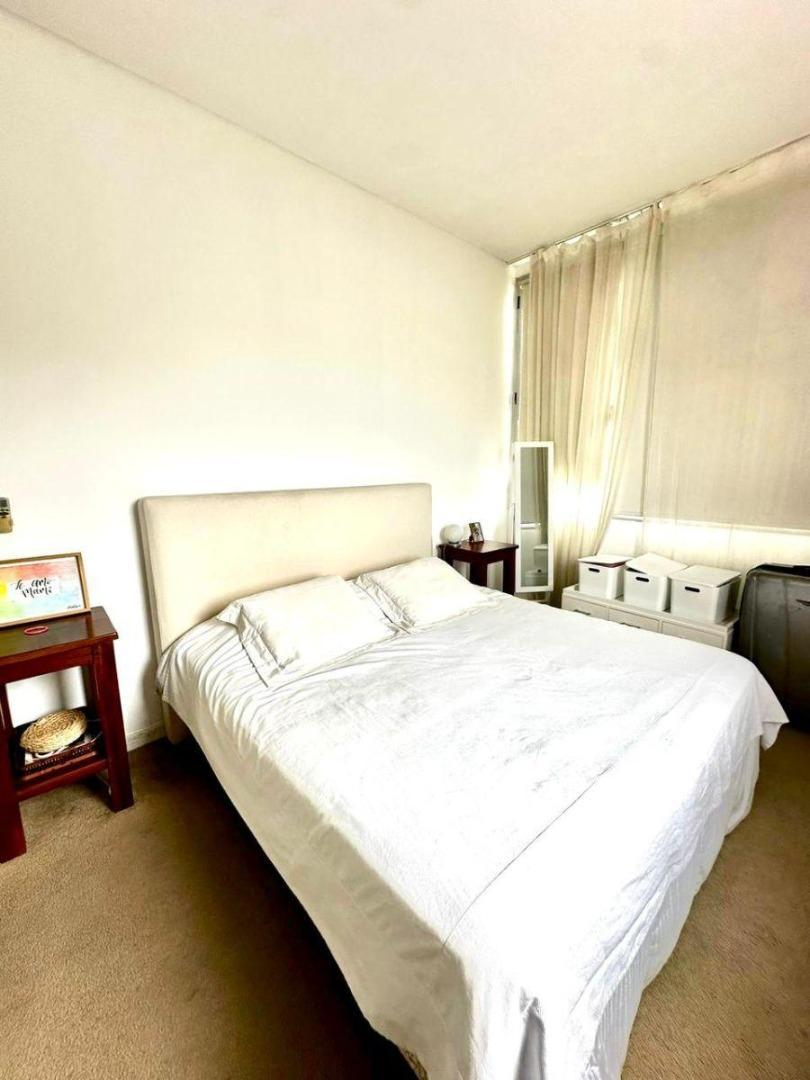 Departamento duplex en esquina, con pileta y parrilla.
