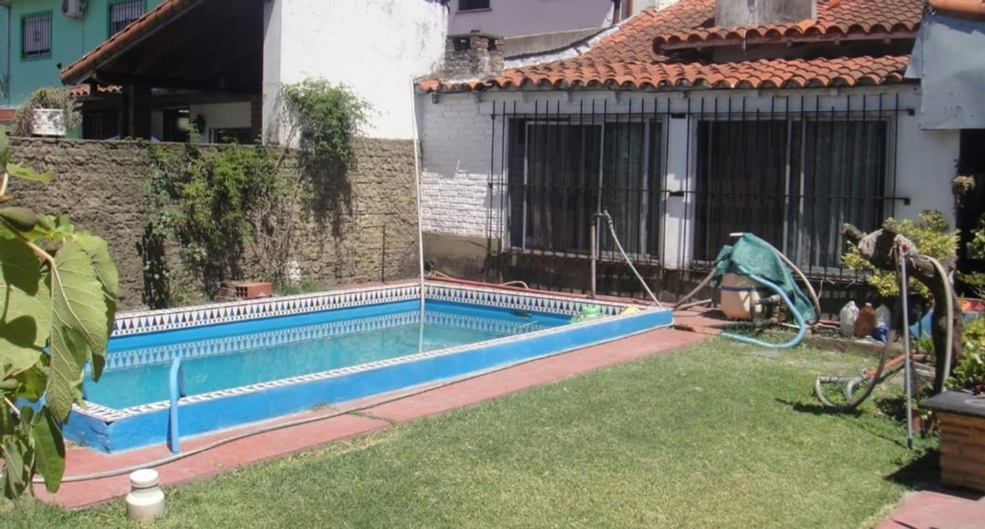 Casa 3 dormitorios fondo jardín pileta garage