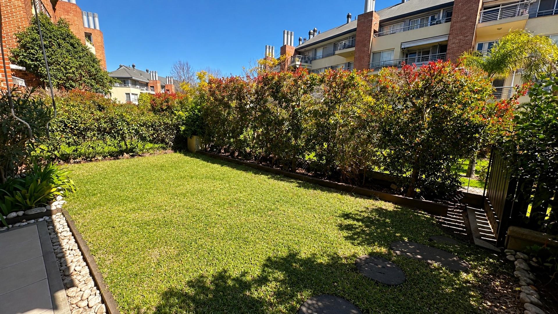 Impecable departamento de 2 ambientes con jardín y parrilla!