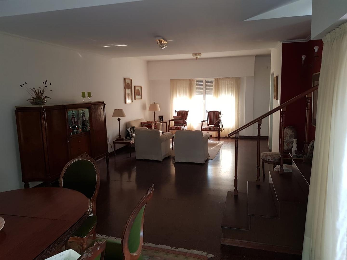 Casa 5 ambientes con 4 baños