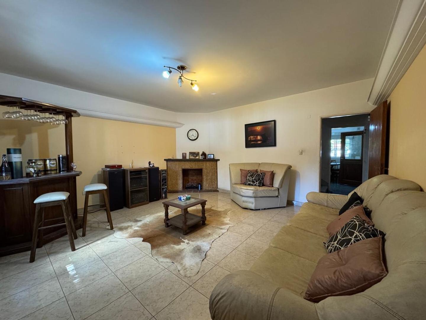 Casa 4 ambientes con 2 baños