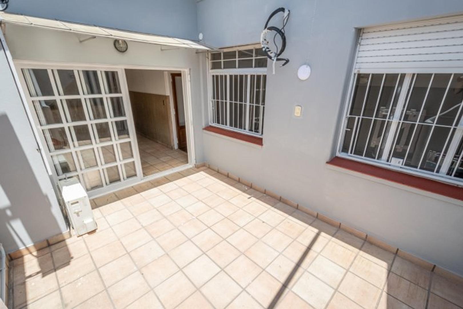 Depto Tipo Casa en Alquiler en Monte Castro, $ 1.400.000
